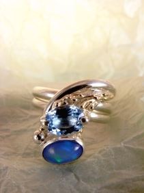Silber und Gold Ring mit blauer Topas und Opal, einzigartiger Designschmuck mit blauer Topas und Opal, Kunstschmuck mit blauer Topas und Opal, Silber und Gold Schmukkunst mit blauer Topas und Opal, Silber und Gold Einzelstück Schmuck mit blauer Topas und Opal, Gregory Pyra Piro handgefertigter Ring 2015, Gregory Pyra Piro Ring mit einstellbarer Größe, einzigartiger Designring aus Gold und Silber, einzigartiger Designgoldschmied mit gemischten Metallen, einzigartiger Designring mit blauem Topas und Opal, einzigartiger Designschmuck, der in Kunstgalerien gezeigt wird