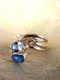 Silber und Gold Ring mit blauer Topas und Opal, einzigartiger Designschmuck mit blauer Topas und Opal, Kunstschmuck mit blauer Topas und Opal, Silber und Gold Schmukkunst mit blauer Topas und Opal, Silber und Gold Einzelstück Schmuck mit blauer Topas und Opal, Gregory Pyra Piro handgefertigter Ring 2015, Gregory Pyra Piro Ring mit einstellbarer Größe, einzigartiger Designring aus Gold und Silber, einzigartiger Designgoldschmied mit gemischten Metallen, einzigartiger Designring mit blauem Topas und Opal, einzigartiger Designschmuck, der in Kunstgalerien gezeigt wird
