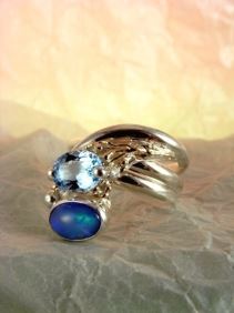 Silber und Gold Ring mit blauer Topas und Opal, einzigartiger Designschmuck mit blauer Topas und Opal, Kunstschmuck mit blauer Topas und Opal, Silber und Gold Schmukkunst mit blauer Topas und Opal, Silber und Gold Einzelstück Schmuck mit blauer Topas und Opal, Gregory Pyra Piro handgefertigter Ring 2015, Gregory Pyra Piro Ring mit einstellbarer Größe, einzigartiger Designring aus Gold und Silber, einzigartiger Designgoldschmied mit gemischten Metallen, einzigartiger Designring mit blauem Topas und Opal, einzigartiger Designschmuck, der in Kunstgalerien gezeigt wird