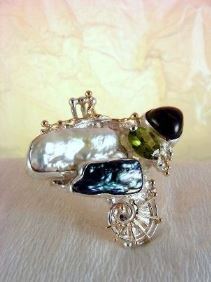 šperky vyrobené ze stříbra a zlata, ručně vyráběný prsten s růžovým turmalínem a perlou, ručně vyráběné prsteny čtvercového tvaru, ručně vyráběný prsten s peridotem a perlou, ručně vyráběný prsten s růžovým turmalínem a olivínem, módní šperky, modní styl, sběratelská položka, Gregory Pyra Piro kvadrátový prstýnek čís. 8932