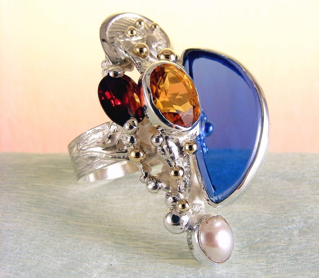 gregory pyra piro handgefertigter Schmuck, exklusiver Designschmuck, einzigartiger Designschmuck, skulpturaler Schmuck in Gold und Silber, einzigartiger Schmuck mit Edelsteinen