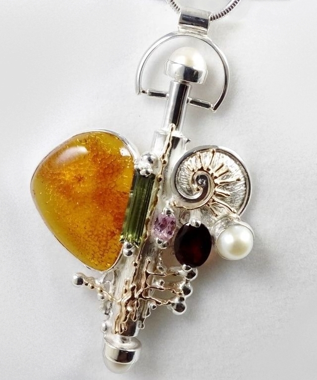 sieradenverzamelobjecten verkocht op kunstveilingen, sterlingzilver parfumflesje, sterlingzilver amfora, gregory pyra piro parfumflesje hanger 365429, gemengde metalen hanger gemaakt van goud en zilver, hangers en sieraden in kunst- en ambachtelijke galeien, sieraden en hangers getoond in internationale tentoonstellingen en shows, handgemaakte hange, hanger met edelstenen en parels met amber en groene toermalijn, handgemaakte hange, hanger met edelstenen en parels met roze toermalijn en amber