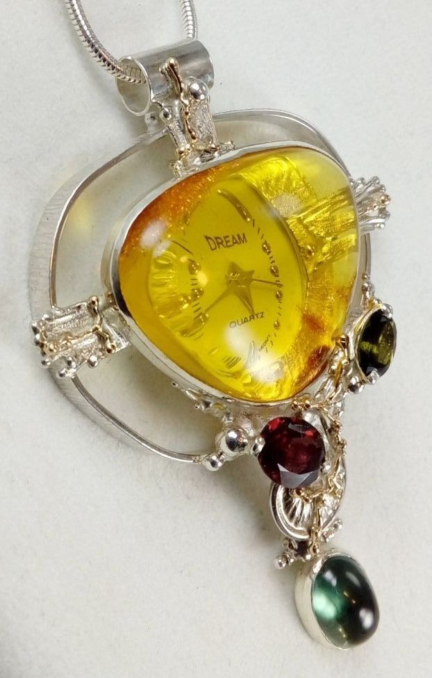 Anhänger mit Uhr 837264, Silber und 14 Karat Gold, Bernstein, Fluorit, Granat, grüner Turmalin, Schmuckkunst Original Handgefertigt, Ringe mit natürlichen Perlen und Edelsteinen, Ringe mit Farbedelsteinen, Ringe mit Edelsteinen im Facettenschliff, handgefertigte Ringe in Kunstgalerien, handgefertigte Ringe in Handwerksgalerien, gemischter Metallschmuck