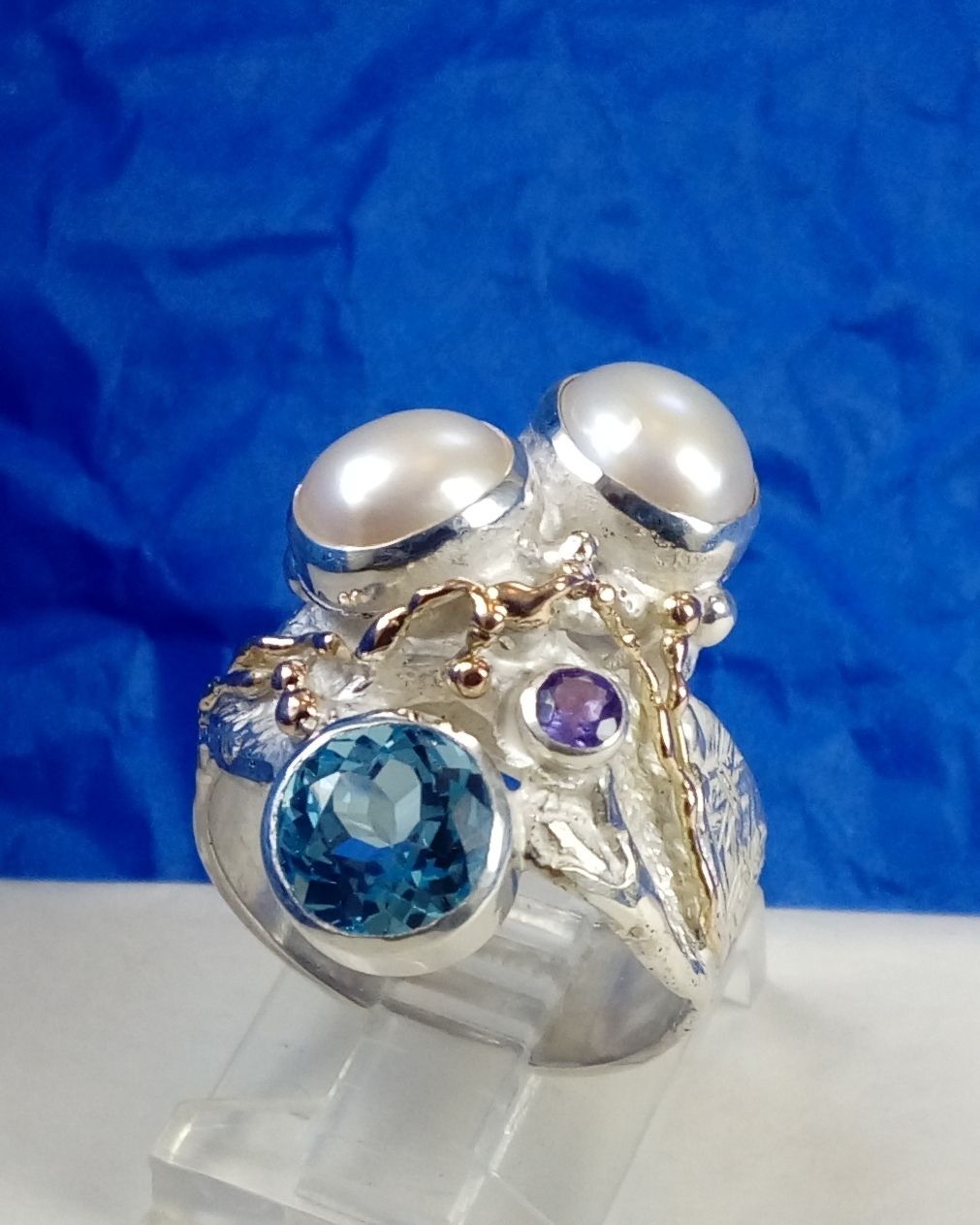 gregory pyra piro håndlavet smykkering 7320, smykker sælges i gallerier, håndlavet ring af sølv og guld, ring med ametyst og blå topas, ametyst og perlering, smykker med perle og blå topas, håndværkssmykker til salg, håndlavede smykker til salg, hvor at købe smykker lavet af kunstnere, gregory pyra piro art smykker