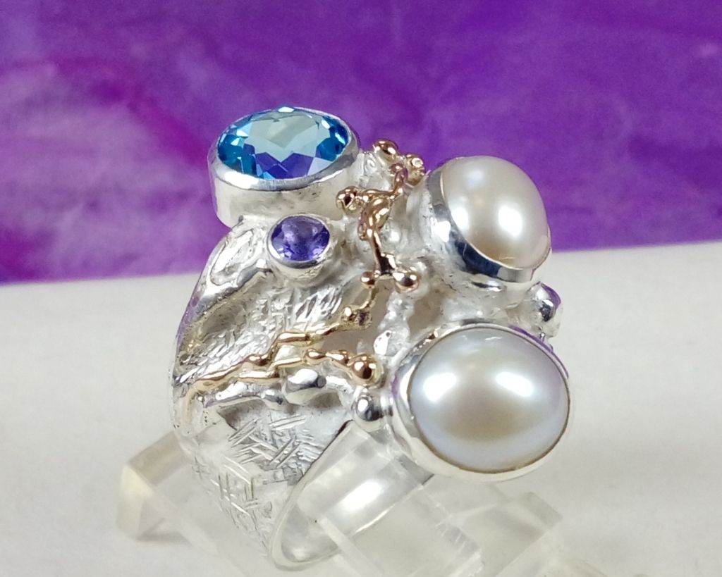 jewelry with semi precious stones, jewelry with facet cut gemstones, jewelry with natural pearls, jewelry with natural stones and pearl, Gregory Pyra Piro ring 7320, unik kombination ädelstenringar konst smycken, ring med blå topas och ametist, ring med blå topas och pärlor, ring med ametist och pärlor, ring gjord av hantverkare, konst smycken med fasettslipade ädelstenar och pärlor i Sverige, ringar säljs i konstgallerier