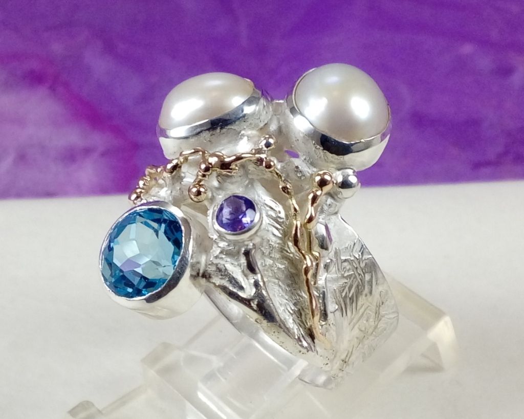 gregory pyra piro handgemaakte sieraden ring 7320, sieraden verkocht in galerieën, handgemaakte ring van zilver en goud, ring met amethist en blauwe topaas, amethist en parel ring, sieraden voor vrouwen met parel en blauwe topaas, ambachtelijke sieraden te koop, handgemaakte sieraden te koop, waar om sieraden van kunstenaars te kopen, gregory pyra piro sieraden