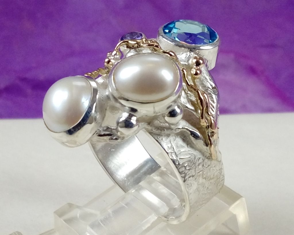 gregory pyra piro håndlavet smykkering 7320, smykker sælges i gallerier, håndlavet ring af sølv og guld, ring med ametyst og blå topas, ametyst og perlering, smykker med perle og blå topas, håndværkssmykker til salg, håndlavede smykker til salg, hvor at købe smykker lavet af kunstnere, gregory pyra piro art smykker