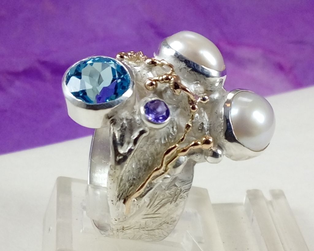 jewelry with semi precious stones, jewelry with facet cut gemstones, jewelry with natural pearls, jewelry with natural stones and pearl, Gregory Pyra Piro ring 7320, unik kombination ädelstenringar konst smycken, ring med blå topas och ametist, ring med blå topas och pärlor, ring med ametist och pärlor, ring gjord av hantverkare, konst smycken med fasettslipade ädelstenar och pärlor i Sverige, ringar säljs i konstgallerier