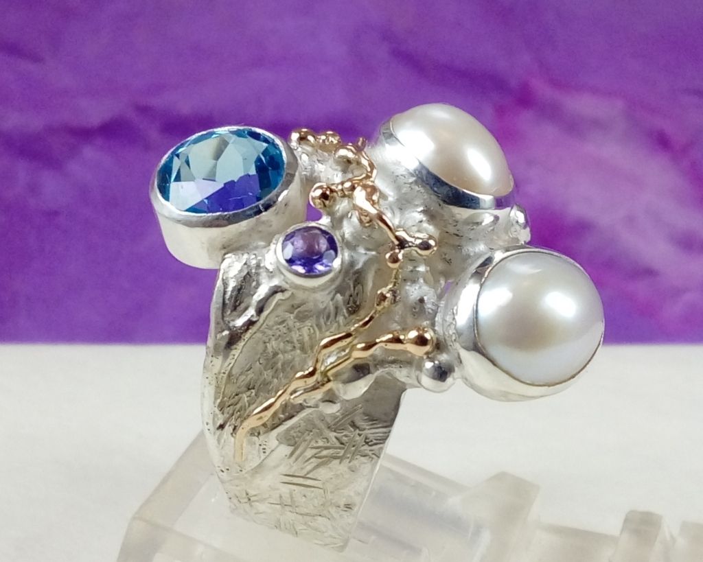 jewelry with semi precious stones, jewelry with facet cut gemstones, jewelry with natural pearls, jewelry with natural stones and pearl, Gregory Pyra Piro ring 7320, unik kombination ädelstenringar konst smycken, ring med blå topas och ametist, ring med blå topas och pärlor, ring med ametist och pärlor, ring gjord av hantverkare, konst smycken med fasettslipade ädelstenar och pärlor i Sverige, ringar säljs i konstgallerier