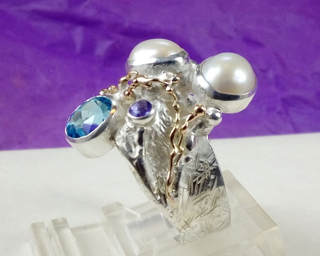 jewelry with semi precious stones, jewelry with facet cut gemstones, jewelry with natural pearls, jewelry with natural stones and pearl, Gregory Pyra Piro ring 7320, unik kombination ädelstenringar konst smycken, ring med blå topas och ametist, ring med blå topas och pärlor, ring med ametist och pärlor, ring gjord av hantverkare, konst smycken med fasettslipade ädelstenar och pärlor i Sverige, ringar säljs i konstgallerier