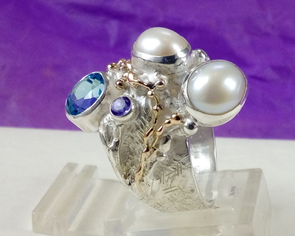 gregory pyra piro håndlavet smykkering 7320, smykker sælges i gallerier, håndlavet ring af sølv og guld, ring med ametyst og blå topas, ametyst og perlering, smykker med perle og blå topas, håndværkssmykker til salg, håndlavede smykker til salg, hvor at købe smykker lavet af kunstnere, gregory pyra piro art smykker