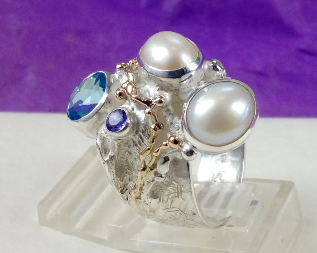 gregory pyra piro håndlavet smykkering 7320, smykker sælges i gallerier, håndlavet ring af sølv og guld, ring med ametyst og blå topas, ametyst og perlering, smykker med perle og blå topas, håndværkssmykker til salg, håndlavede smykker til salg, hvor at købe smykker lavet af kunstnere, gregory pyra piro art smykker