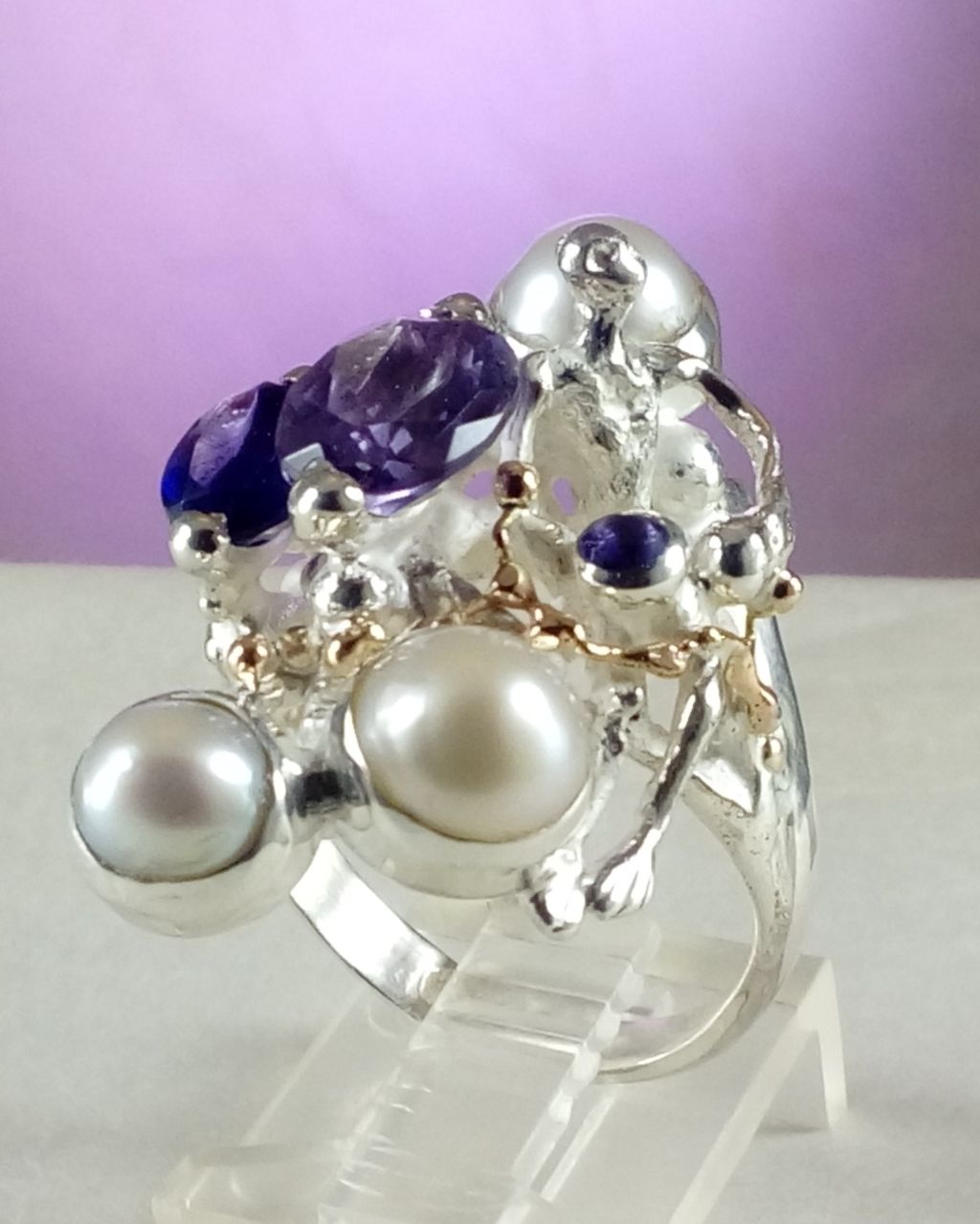 gregory pyra piro sculptural ring 8070, silver and gold jewelry with gemstones for women, gold and silver jewelry with natural pearls and gemstones, retro style jewelry for women, handcrafted jewellery with amethyst, handmade jewellery with pearls, jewelry like no one else has, jewelry with sculptural design, handcrafted rings for women with amethyst and pearl