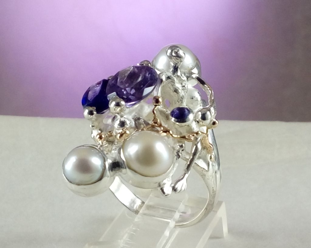 gregory pyra piro anillo escultural 8070, joyas vendidas en galerías de arte, joyas vendidas en galerías artesanales, joyas artesanales con amatista, joyas artesanales con perlas, joyas como nadie más tiene, joyas con diseño escultórico, anillo artesanal con amatista y perla