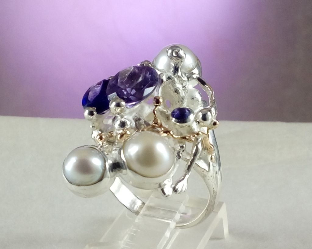 gregory pyra piro sculptural ring 8070, silver and gold jewelry with gemstones for women, gold and silver jewelry with natural pearls and gemstones, retro style jewelry for women, handcrafted jewellery with amethyst, handmade jewellery with pearls, jewelry like no one else has, jewelry with sculptural design, handcrafted rings for women with amethyst and pearl