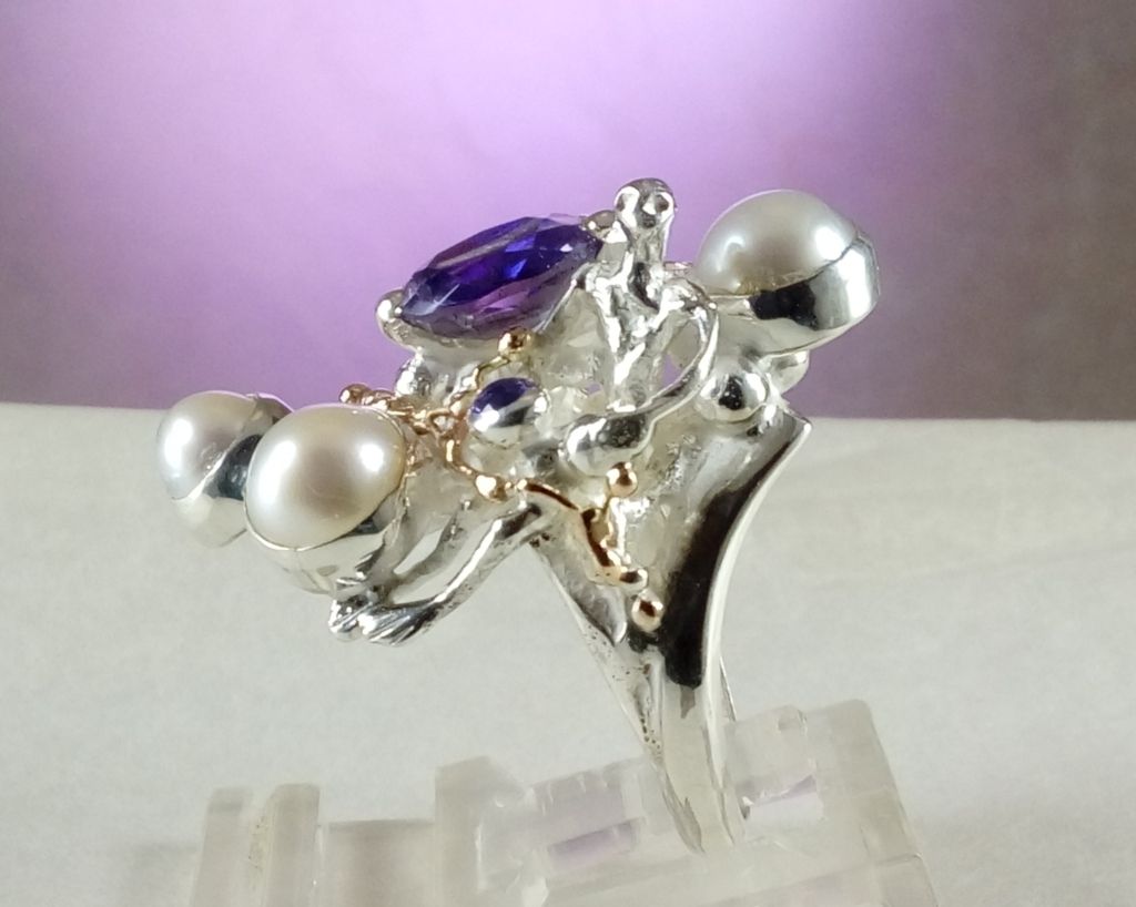 gregory pyra piro sculptural ring 8070, silver and gold jewelry with gemstones for women, gold and silver jewelry with natural pearls and gemstones, retro style jewelry for women, handcrafted jewellery with amethyst, handmade jewellery with pearls, jewelry like no one else has, jewelry with sculptural design, handcrafted rings for women with amethyst and pearl