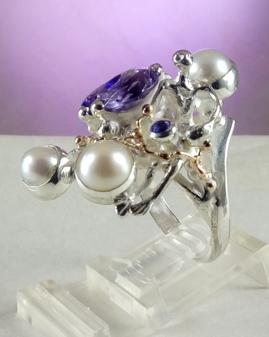 gregory pyra piro skulpturel ring 8070, smykker sælges i kunstgallerier, smykker sælges i håndværkergallerier, håndlavede ametyst smykker, håndlavede perlesmykker, smykker ingen andre har, skulpturelle smykker, håndlavet ametyst og perle ring