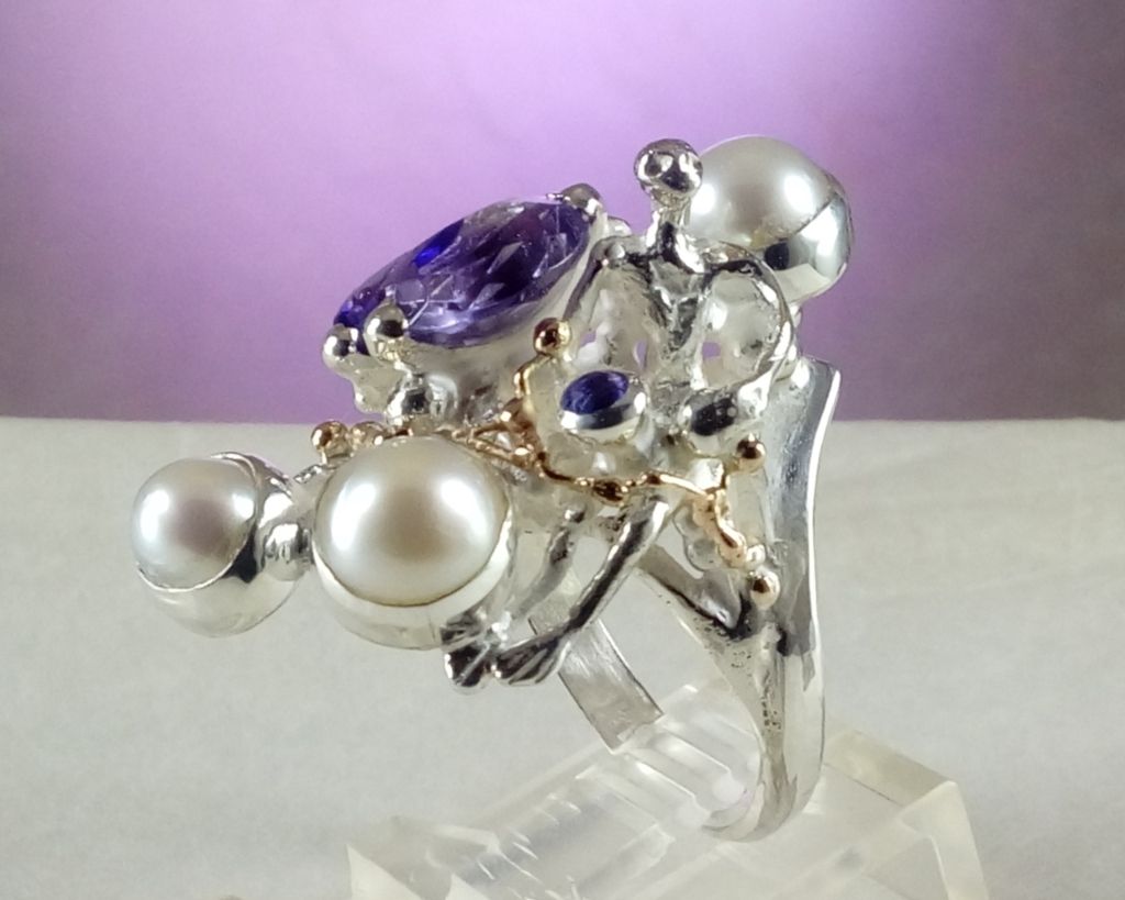 gregory pyra piro sculptural ring 8070, silver and gold jewelry with gemstones for women, gold and silver jewelry with natural pearls and gemstones, retro style jewelry for women, handcrafted jewellery with amethyst, handmade jewellery with pearls, jewelry like no one else has, jewelry with sculptural design, handcrafted rings for women with amethyst and pearl