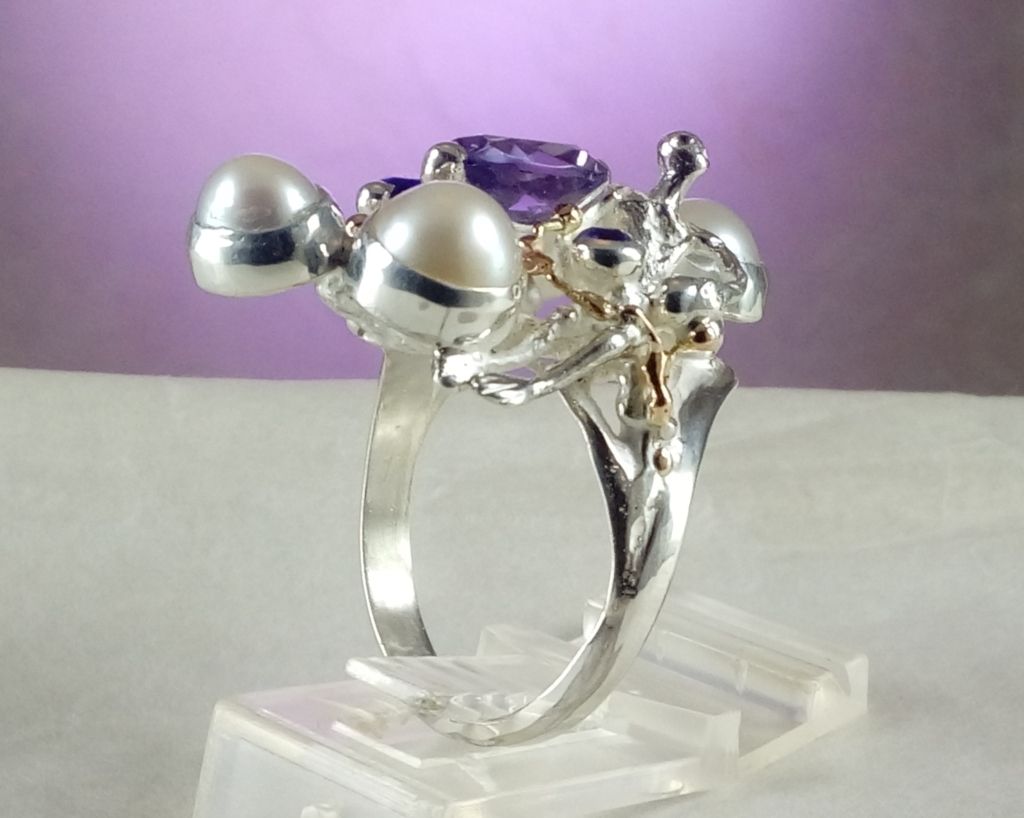 skulpturaler Ring Artikelnummer 7320, Gregory Pyra Piro skulpturaler Ring, Ring mit blau Topas und Amethyst, Ring mit Amethyst und Perle, Ring mit Blau Topas und Perle, Auktionen mit Designerschmuck und Sammlerstücken, online einzigartigen Schmuck kaufen, wo man hochwertigen handgefertigten Schmuck kaufen kann, Künstler und Hersteller unterstützen, feines Handwerk unterstützen, feines Handwerk online kaufen, hochwertigen einzigartigen Schmuck online kaufen, Kunsthandwerk und Kunstwerke online kaufen, Schmuck in Kunstgalerien verkauft, Ringe von Handwerkern handgefertigt, Ringe in Kunstgalerien verkauft