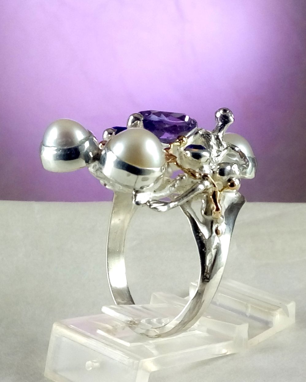 gregory pyra piro skulpturel ring 8070, smykker sælges i kunstgallerier, smykker sælges i håndværkergallerier, håndlavede ametyst smykker, håndlavede perlesmykker, smykker ingen andre har, skulpturelle smykker, håndlavet ametyst og perle ring