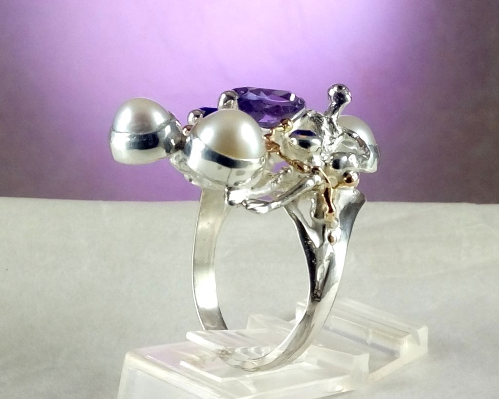 gregory pyra piro sculptural ring 8070, silver and gold jewelry with gemstones for women, gold and silver jewelry with natural pearls and gemstones, retro style jewelry for women, handcrafted jewellery with amethyst, handmade jewellery with pearls, jewelry like no one else has, jewelry with sculptural design, handcrafted rings for women with amethyst and pearl