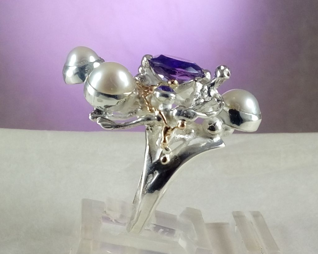 gregory pyra piro skulpturell ring 8070, smycken som säljs på konstgallerier, smycken som säljs på hantverksgallerier, handgjorda ametistsmycken, handgjorda pärlsmycken, smycken som ingen annan har, skulpturala smycken, handgjorda ring med ametist och pärla