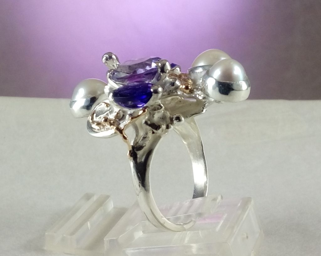 gregory pyra piro sculptural ring 8070, silver and gold jewelry with gemstones for women, gold and silver jewelry with natural pearls and gemstones, retro style jewelry for women, handcrafted jewellery with amethyst, handmade jewellery with pearls, jewelry like no one else has, jewelry with sculptural design, handcrafted rings for women with amethyst and pearl