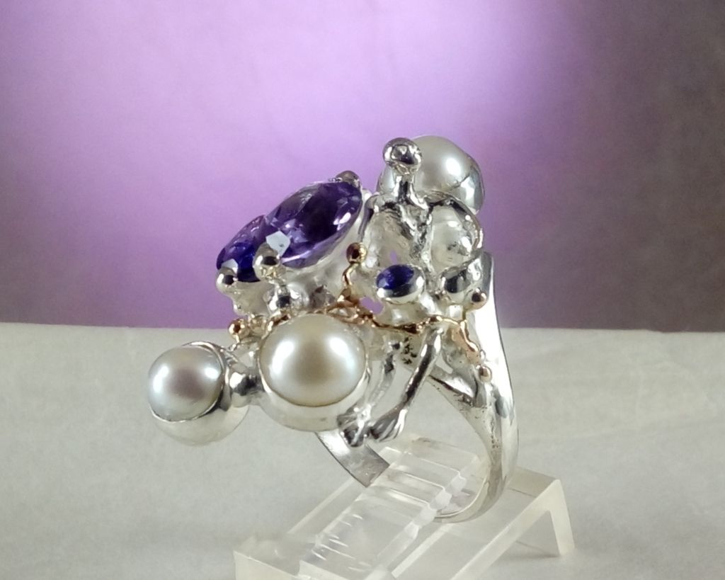 skulpturaler Ring Artikelnummer 7320, Gregory Pyra Piro skulpturaler Ring, Ring mit blau Topas und Amethyst, Ring mit Amethyst und Perle, Ring mit Blau Topas und Perle, Auktionen mit Designerschmuck und Sammlerstücken, online einzigartigen Schmuck kaufen, wo man hochwertigen handgefertigten Schmuck kaufen kann, Künstler und Hersteller unterstützen, feines Handwerk unterstützen, feines Handwerk online kaufen, hochwertigen einzigartigen Schmuck online kaufen, Kunsthandwerk und Kunstwerke online kaufen, Schmuck in Kunstgalerien verkauft, Ringe von Handwerkern handgefertigt, Ringe in Kunstgalerien verkauft