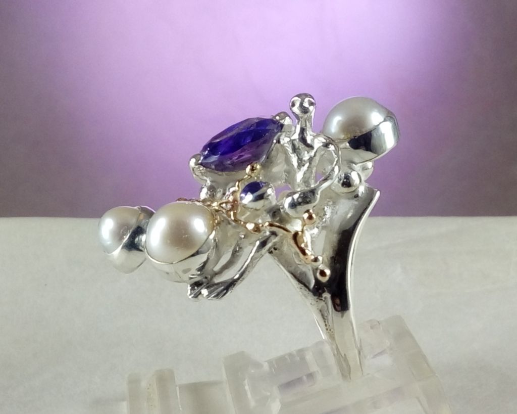 skulpturaler Ring Artikelnummer 7320, Gregory Pyra Piro skulpturaler Ring, Ring mit blau Topas und Amethyst, Ring mit Amethyst und Perle, Ring mit Blau Topas und Perle, Auktionen mit Designerschmuck und Sammlerstücken, online einzigartigen Schmuck kaufen, wo man hochwertigen handgefertigten Schmuck kaufen kann, Künstler und Hersteller unterstützen, feines Handwerk unterstützen, feines Handwerk online kaufen, hochwertigen einzigartigen Schmuck online kaufen, Kunsthandwerk und Kunstwerke online kaufen, Schmuck in Kunstgalerien verkauft, Ringe von Handwerkern handgefertigt, Ringe in Kunstgalerien verkauft