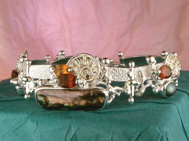 gregory pyra piro håndlavet armbånd 1040, armbånd lavet af kunstner, armbånd lavet af sølv og guld, håndlavet armbånd med citrin og granat, unikt designarmbånd med ædelsten og perler, smykker vist i internationale udstillinger, smykker solgt i kunst og håndværksgallerier