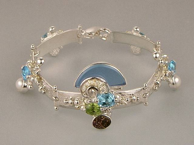 gregory pyra piro håndlavet armbånd 8040, armbånd lavet af kunstner, armbånd lavet af sølv og guld, håndlavet armbånd med glas og ædelsten, unikt designarmbånd med blå topas og peridot, smykker vist i internationale udstillinger, smykker solgt i kunst og håndværksgallerier