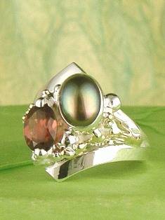 stříbro a 18 karátové zlato, granát, perla, umělecké šperky v Prazě od umělec Gregory Pyra Piro, prstýnek 5637