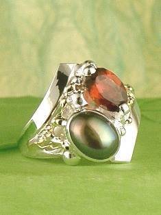 stříbro a 18 karátové zlato, granát, perla, umělecké šperky v Prazě od umělec Gregory Pyra Piro, prstýnek 5637