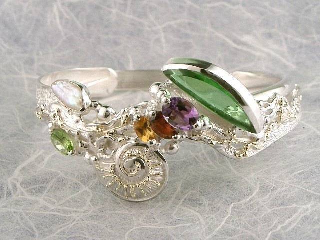 gregory pyra piro håndlavet armbånd 2060, armbånd lavet af kunstner, armbånd lavet af sølv og guld, håndlavet armbånd med ametyst og granat, håndlavet armbånd med citrin og granat, armbånd lavet med ædelsten og glas, smykker vist på internationale udstillinger, smykker solgt i kunst- og håndværksgallerier