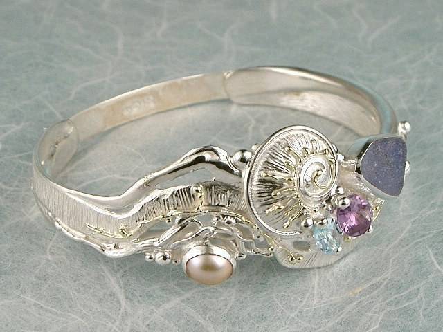 gregory pyra piro ジュエリーデザインクリエーター兼アーティストハンドメイドブレスレット 9535、ジェムアンドパールシルバー＆ゴールドハンドメイドブレスレット、パール＆ジュエルハンドメイドブレスレット、アートギャラリーに展示されているジュエリー、アーティストジュエリー、アメジスト、ブルートパーズハンドメイドブレスレット