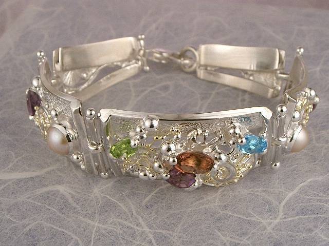 gregory pyra piro håndlavet armbånd 3510, armbånd lavet af kunstner, armbånd lavet af sølv og guld, håndlavet armbånd med ametyst og blå topas, unikt designarmbånd med turmalin og perler, smykker vist i internationale udstillinger, smykker solgt i kunst og håndværksgallerier