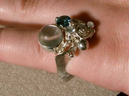 ringen gemaakt door kunstenaar tijdens het dragen, hoe zien handgemaakte ringen eruit als ze worden gedragen, hoe je handgemaakte ringen kunt dragen, handgemaakte ringen in zilver en goud met natuurlijke edelstenen, gregory pyra piro art sieraden