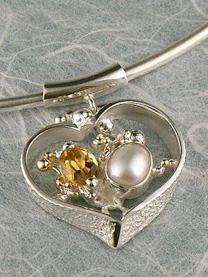 Gregory Pyra Piro originele handgemaakte hanger ontwerpnummer 3614, uniek design hart hanger gemaakt van zilver en goud, handgemaakte hart hanger met citrien en parel, unieke hart hanger met facetgeslepen edelstenen en parel, sieraden getoond in ambachtelijke galerijen