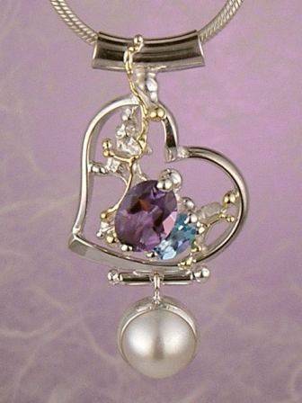 Gregory Pyra Piro originele handgemaakte hanger ontwerpnummer 4051, uniek design hart hanger gemaakt van zilver en goud, handgemaakte hart hanger met amethist en blauwe topaas, unieke hart hanger met facetgeslepen edelstenen en parel, sieraden getoond in ambachtelijke galerijen