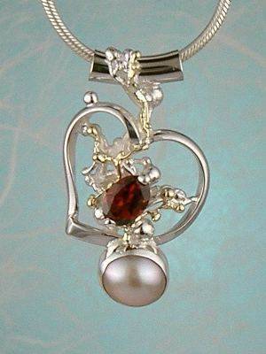 Gregory Pyra Piro originele handgemaakte hanger ontwerpnummer 3426, uniek design hart hanger gemaakt van zilver en goud, handgemaakte hart hanger met granaat en parel, unieke hart hanger met facetgeslepen edelstenen en parel, sieraden getoond in ambachtelijke galerijen