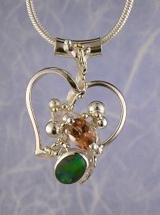 Gregory Pyra Piro einzigartiger Design-Herzanhänger Nr. 4054, einzigartiger Design-Herzanhänger aus Silber und Gold mit Opal und grünem Turmalin, einzigartige Designanhänger, die auf Messen gezeigt werden, einzigartiger Designschmuck, der in Kunstgalerien gezeigt und verkauft wird