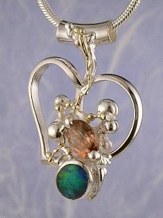 Gregory Pyra Piro einzigartiger Design-Herzanhänger Nr. 4054, einzigartiger Design-Herzanhänger aus Silber und Gold mit Opal und grünem Turmalin, einzigartige Designanhänger, die auf Messen gezeigt werden, einzigartiger Designschmuck, der in Kunstgalerien gezeigt und verkauft wird