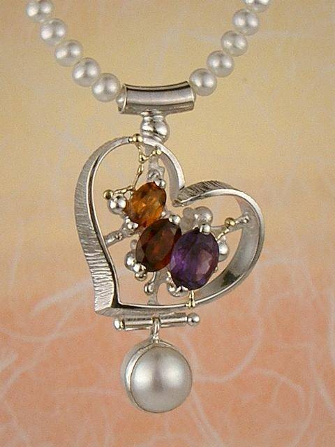 Gregory Pyra Piro originele handgemaakte hanger 7587, uniek design hart hanger gemaakt van zilver en goud, handgemaakte hart hanger met amethist en granaat, unieke hart hanger met facetgeslepen edelstenen en parels, sieraden getoond in ambachtelijke galerijen