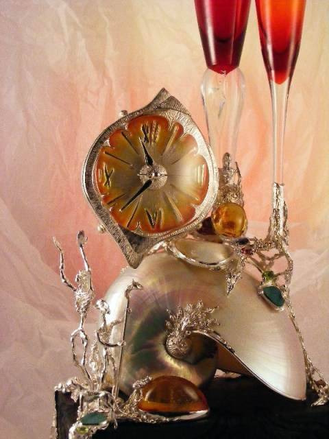 skulptur med rav og ædelsten, skulptur med ur, ur med emalje og ædelsten, ur med sølv og guld, unik kunstskulptur med ur, skulpturelt urværk, ur med rav og ametyst, ur med ametyst og granat, skulpturur med ametyst og perler