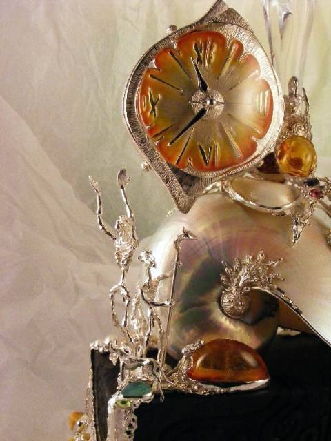 skulptur med rav og ædelsten, gregory pyra piro skulptur med ur, ur med emalje og ædelsten, ur med sølv og guld, unik kunstskulptur med ur, skulpturelt urværk, ur med rav og ametyst, ur med ametyst og granat, skulpturur med ametyst og perler