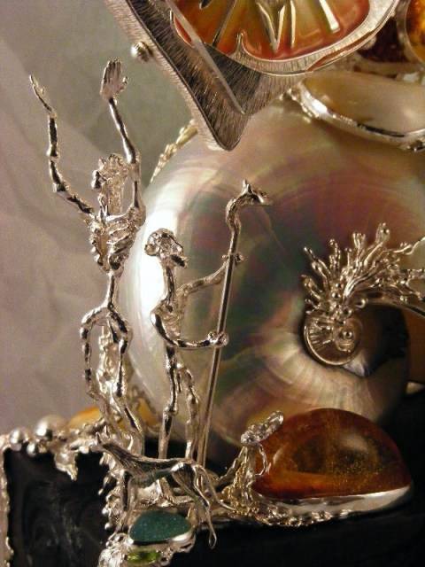 l'Horloge sculpture, original fait main,  gregory pyra piro unique bijoux d'auteur, gregory pyra piro fait main original de créateur, bijoux artisanaux inspirés de la mode rétro et des beaux-arts, gregory pyra piro argent 925 et or 14 ct. bijoux artisanaux (or 585), bois de chêne, émail, nautilidae, ambre, druse, péridot, grenat, améthyste, perles