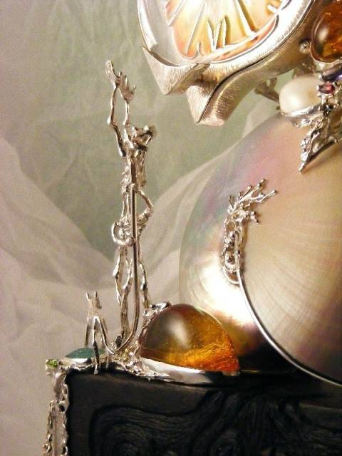 l'Horloge sculpture, original fait main,  gregory pyra piro unique bijoux d'auteur, gregory pyra piro fait main original de créateur, bijoux artisanaux inspirés de la mode rétro et des beaux-arts, gregory pyra piro argent 925 et or 14 ct. bijoux artisanaux (or 585), bois de chêne, émail, nautilidae, ambre, druse, péridot, grenat, améthyste, perles