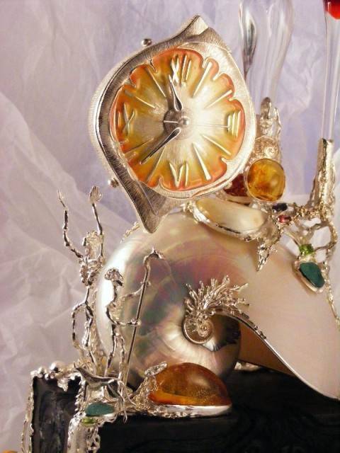 l'Horloge sculpture, original fait main,  gregory pyra piro unique bijoux d'auteur, gregory pyra piro fait main original de créateur, bijoux artisanaux inspirés de la mode rétro et des beaux-arts, gregory pyra piro argent 925 et or 14 ct. bijoux artisanaux (or 585), bois de chêne, émail, nautilidae, ambre, druse, péridot, grenat, améthyste, perles