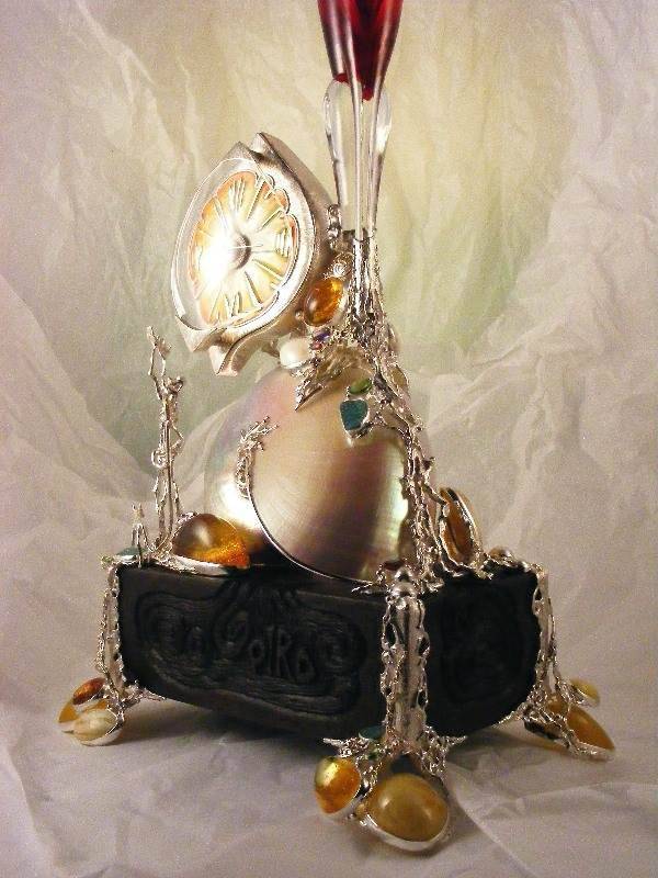 skulptur med rav og ædelsten, skulptur med ur, ur med emalje og ædelsten, ur med sølv og guld, unik kunstskulptur med ur, skulpturelt urværk, ur med rav og ametyst, ur med ametyst og granat, skulpturur med ametyst og perler