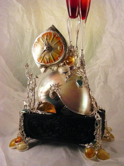 l'Horloge sculpture, original fait main,  gregory pyra piro unique bijoux d'auteur, gregory pyra piro fait main original de créateur, bijoux artisanaux inspirés de la mode rétro et des beaux-arts, gregory pyra piro argent 925 et or 14 ct. bijoux artisanaux (or 585), bois de chêne, émail, nautilidae, ambre, druse, péridot, grenat, améthyste, perles